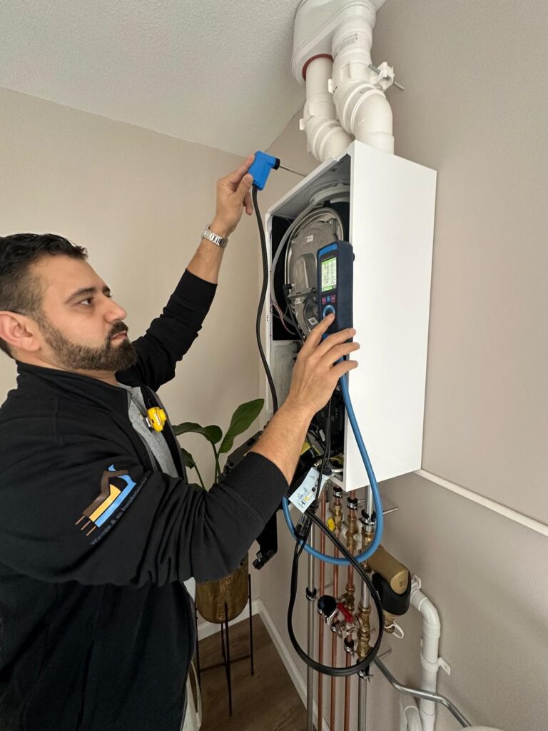 Eigenaar Mido installeert cv-ketel | ervaren specialist cv-ketels Den Haag | Warmte Enzo